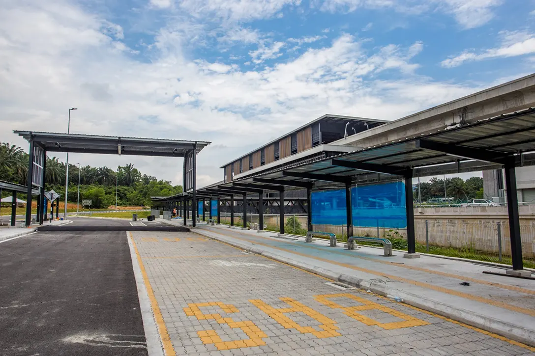 Covered walkway and drop off or pick up passenger area for bus and taxi are completed at the Cyberjaya City Centre MRT Station.