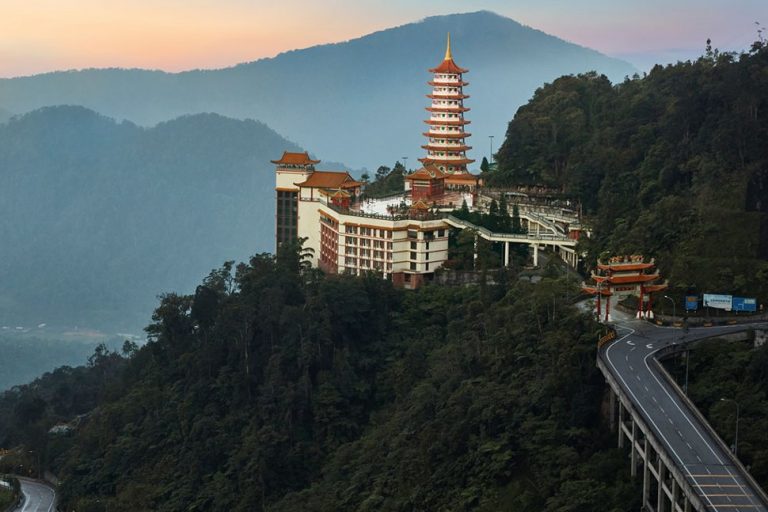 Chin Swee Caves Temple, Taoist temple on Genting Highlands with iconic ...